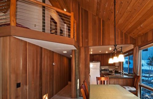 Alpine Meadows Casa | Alpine Darling- Hot Tub- Pet Friendly- 3 Minute Drive to Palisades Tahoe