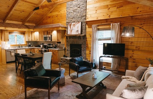 Bowen Cabina | "Alpine Hills" Cozy Hideaway RRG Cabin w/ Hot Tub