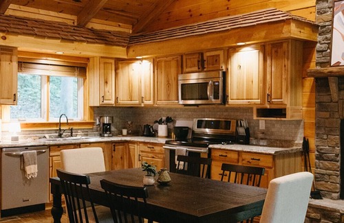 Bowen Cabina | "Alpine Hills" Cozy Hideaway RRG Cabin w/ Hot Tub