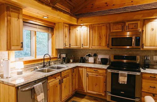 Bowen Cabina | "Alpine Hills" Cozy Hideaway RRG Cabin w/ Hot Tub