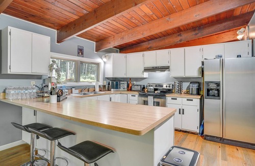 Delevan Cabina | 'Alpine House' Modern Delevan Cabin on 2 Acres