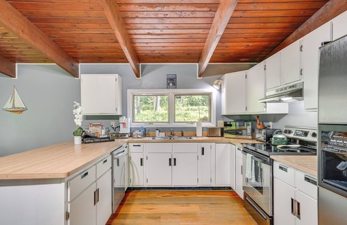 Delevan Cabina | 'Alpine House' Modern Delevan Cabin on 2 Acres