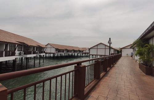 Taman Tanjung Chalet De Esquí | Alpine LXPD Premium Water Chalet