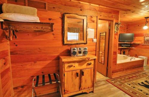 Helen Casa | Alpine Mountain Sweetheart Cabin Jacuzzi #7