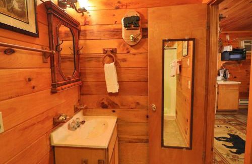 Helen Casa | Alpine Mountain Sweetheart Cabin Jacuzzi #7