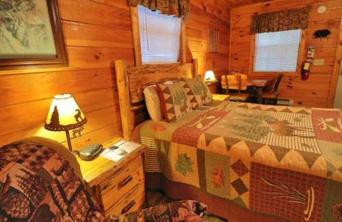 Helen Casa | Alpine Mountain Sweetheart Cabin Jacuzzi #7