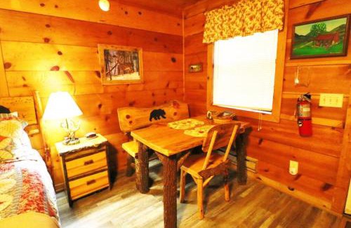 Helen Casa | Alpine Mountain Sweetheart Cabin Jacuzzi #8