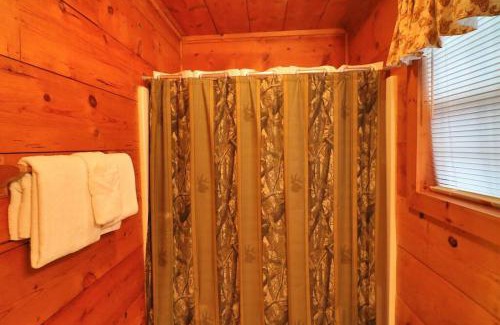 Helen Casa | Alpine Mountain Sweetheart Cabin Jacuzzi #8