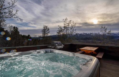 Alpine Casa | Alpine Recharge by KABINO Huge Views Hot tub Garage PS3 WiFi Loft