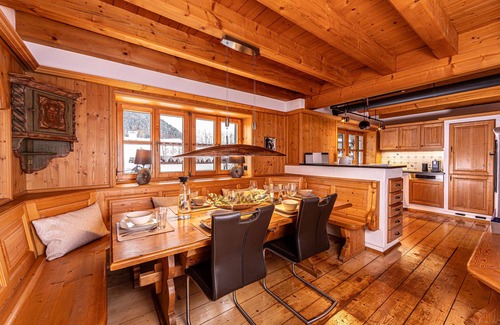 Oberau Casa | Alpines Juwel: Entspannung und Tradition im Ferienhaus Gipfelstürmer mit Pool