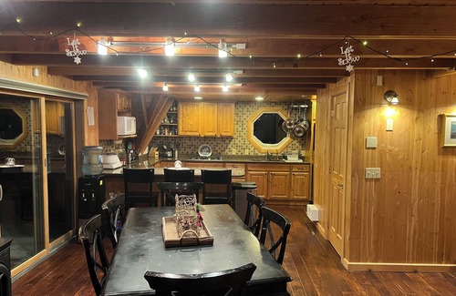 Salt Lake Mountain Resorts Cabina | Alta Supreme Chalet TRUE Ski In, Ski Out mid mountain slope side, Hot tub, WiFi