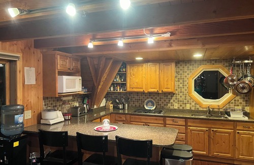 Salt Lake Mountain Resorts Cabina | Alta Supreme Chalet TRUE Ski In, Ski Out mid mountain slope side, Hot tub, WiFi