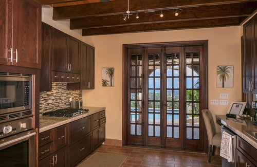 Bordeaux Mountain Casa | Alta Vista - Propiedad en perfecto estado, vistas de 50 millas.