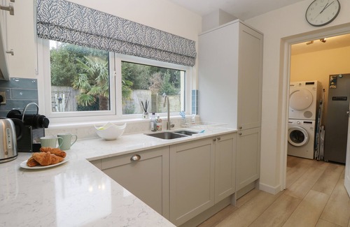 Freshwater Cabaña | ALTAIR, family friendly, character holiday cottage in Freshwater