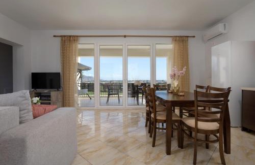 Kalpaki Apartamento | Altamira Apartment One - 1st Floor, 8 people, veranda with views