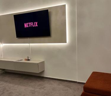 Saarbruecken Apartamento | Altbau-Juwel, Antik trifft Modern im Denkmalhaus