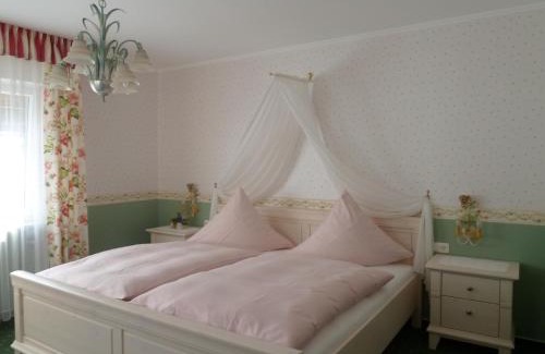 Ellenz Cama Y Desayuno | Alte Weinstuben Steinfelder Hof Garni