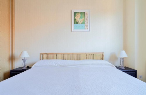 R.E.N.F.E. Apartamento | Alterhome Apartamento con piscina María Zambrano