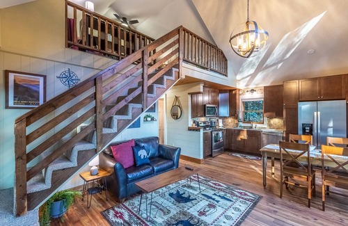 Cashiers Cabina | Altitude Adjustment - Mountain Cabin Located on the Eastern Continental Divide! With a Hot Tub!