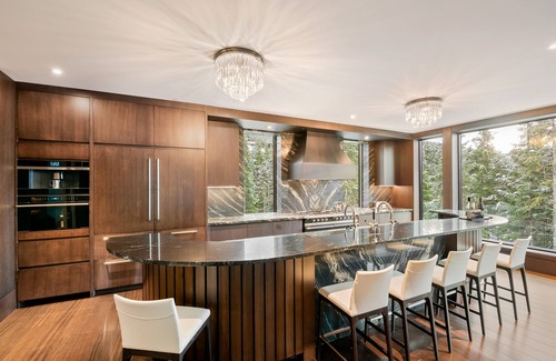Whistler Creekside Chalet De Esquí | Altitude Retreat / Kadenwood / Private Neighbourhood & Gated Ski in Ski out Home