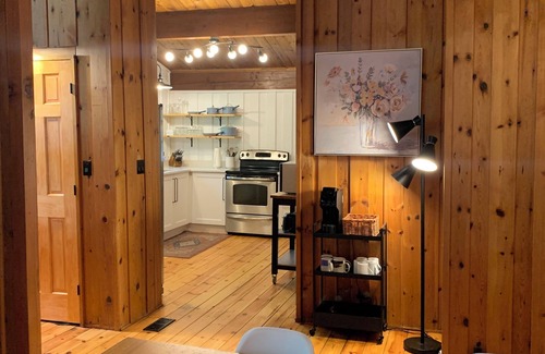 Alton Cabaña | Alton Riverside Cottage Retreat - 2 mins from Alton Mill, Millcroft, Osprey Golf
