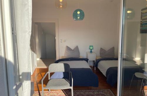 Ochsenfurt Casa | Altstadt Nähe 7 Min Fußweg über Alte Maibrücke zu Pension mit Balkon & Garten, ideal for long stay, relocation