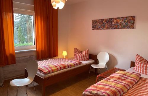 Ochsenfurt Casa | Altstadt Nähe 7 Min Fußweg über Alte Maibrücke zu Pension mit Balkon & Garten, ideal for long stay, relocation