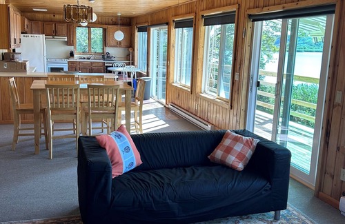 Bonnet Shores Casa | Always clean water view 3-BR Waterfront house in Bonnet Shores Narragansett.