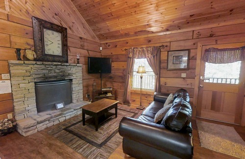 Pigeon Forge Cabina | Always Misbehavin 1 Bedroom Cabin by RedAwning