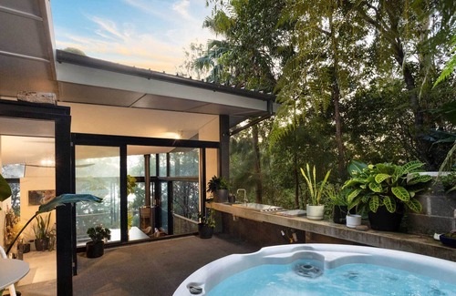 Newport Casa | Alya House: The Luxury Pet-Friendly Accommodation with Private Beach