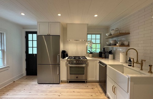 Amagansett North Casa | Amagansett Village Beautifully Restored Farm House & Studio with Pool