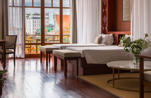 Daun Penh Hotel | Amanjaya Pancam Suites Hotel