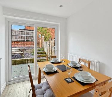 Grantham Casa | Amaya Three - Newly Renovated - Sleeps 6 - Grantham - Garden & Driveway