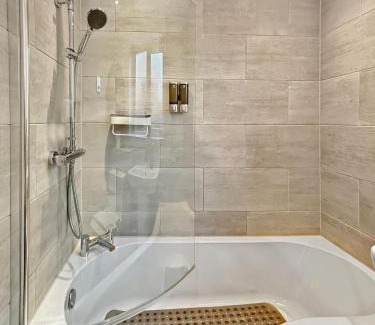 Grantham Casa | Amaya Three - Newly Renovated - Sleeps 6 - Grantham - Garden & Driveway