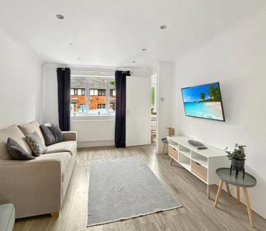 Grantham Casa | Amaya Three - Newly Renovated - Sleeps 6 - Grantham - Garden & Driveway