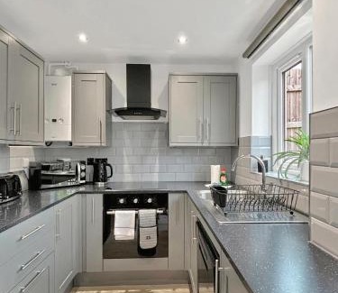Grantham Casa | Amaya Three - Newly Renovated - Sleeps 6 - Grantham - Garden & Driveway