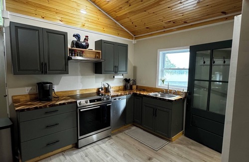 Malletts Bay Casa | Amazing 1-bedroom private loft with lake views and access in Mallet's Bay.