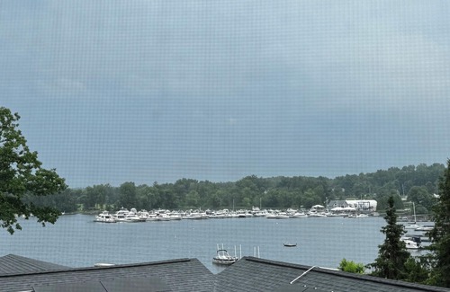 Malletts Bay Casa | Amazing 1-bedroom private loft with lake views and access in Mallet's Bay.