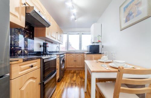 Hammersmith and Fulham Apartamento | Amazing 1 BR apartment, Barons Court