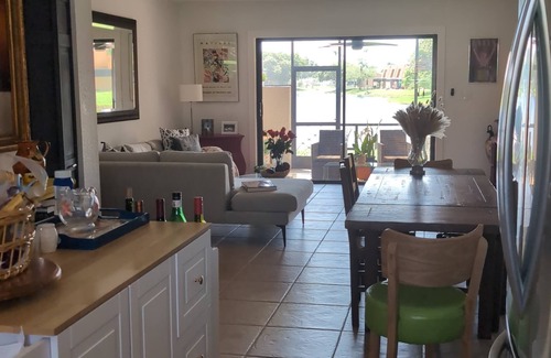 Pembroke Pines Apartamento | Amazing 2-bedroom lakefront apartment with AC in Pembroke Pines