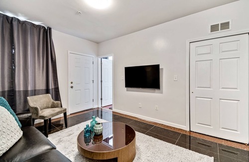 Chinatown Apartamento | Amazing 2BD Steps From the Convention Center