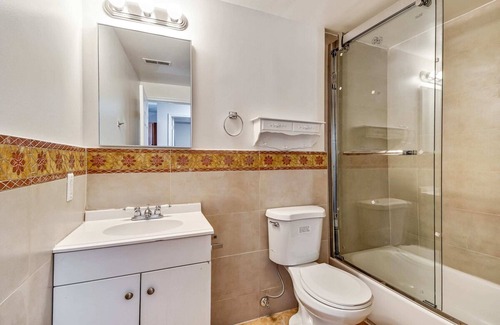 Chinatown Apartamento | Amazing 2BD Steps From the Convention Center