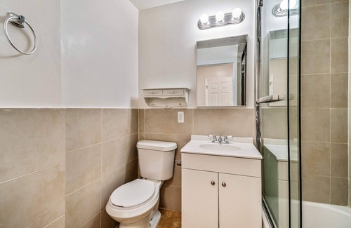 Chinatown Apartamento | Amazing 2BD Steps From the Convention Center