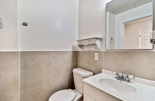 Chinatown Apartamento | Amazing 2BD Steps From the Convention Center