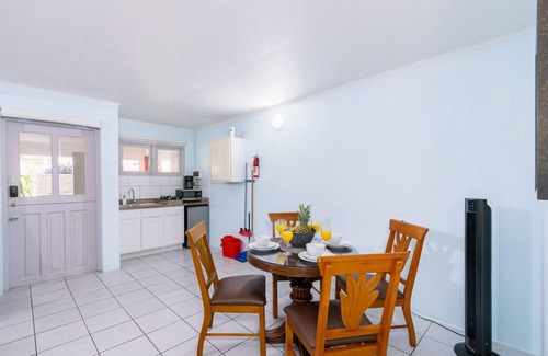 Boegoeroei Apartamento | Amazing 2BR 1BA w Pool Close to the Beach BBQ