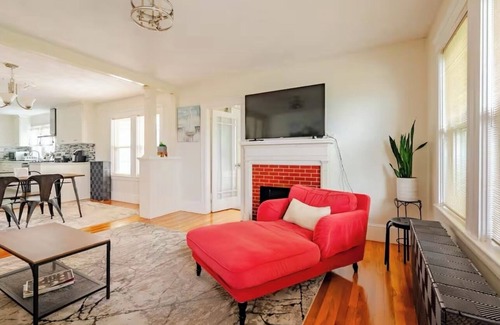 Watertown Apartamento | Amazing 3-bedroom apartment in East Watertown with Parking, WiFi, AC and More