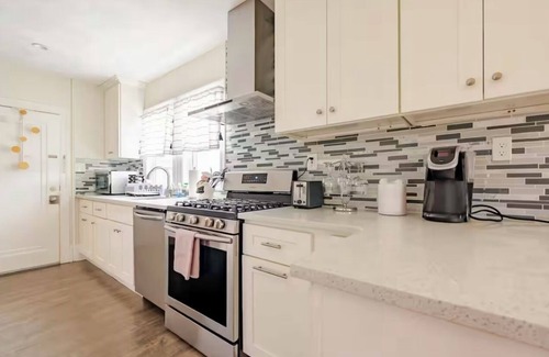 Watertown Apartamento | Amazing 3-bedroom apartment in East Watertown with Parking, WiFi, AC and More