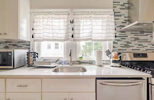 Watertown Apartamento | Amazing 3-bedroom apartment in East Watertown with Parking, WiFi, AC and More