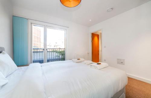 Canning Town Apartamento | Amazing 3BDR Duplex wbalcony East London