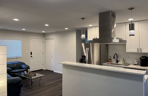 Romeoville Casa | 🦋 Amazing 3BR Condo, King Bed With Free Parking 🦋